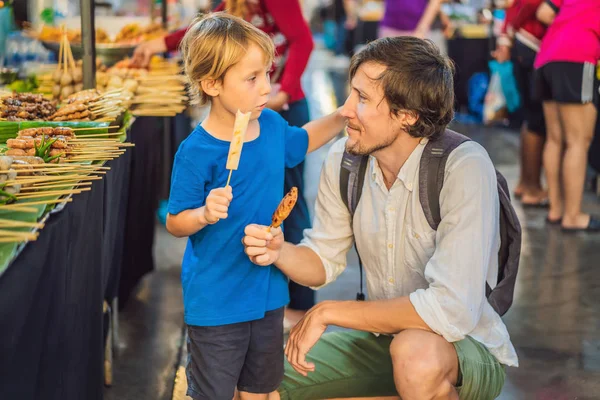 Pai e filho são turistas em Walking street Mercado de comida asiática — Fotografia de Stock