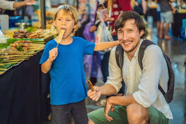 Папа и сын туристы на Прогулочном Азиатском продовольственном рынке — стоковое фото