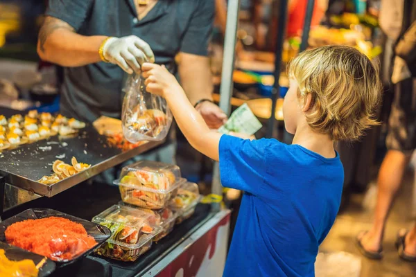 Joven turista en Walking street Mercado de comida asiática — Foto de Stock