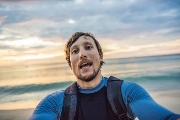 Un hombre toma una selfie en el fondo del mar y la puesta del sol — Foto de Stock