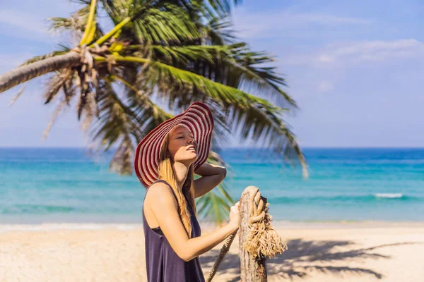 Vacanza sull'isola tropicale. Donna in cappello godendo della vista sul mare dal ponte di legno — Foto Stock