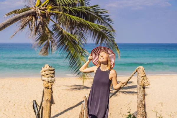 Férias na ilha tropical. Mulher de chapéu desfrutando de vista para o mar a partir de ponte de madeira — Fotografia de Stock