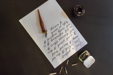 Hattat eller yazar ifade beyaz kağıt üzerinde. Aşk Inscribing süs süslü harfler hakkında İncil ifade. Hat sanatı hocası, grafik tasarım, harfler, el yazısı, yaratma kavramı
