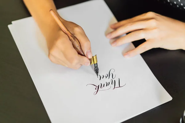 Kalligráfus kézzel írja kifejezést a fehér könyv. Kifejezés - köszönöm. Díszes, díszített betűk inscribing. Kalligráfia, grafikai tervezés, betűk, kézírás, fogalom alkotás — Stock Fotó