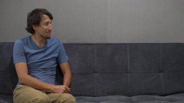 Duygusal zeka kavramı. Genç bir adam görüntü diğer tarafında ne olduğunu hakkında memnun