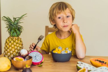 Çocuk meyve yiyor. Çocuklar için sağlıklı gıda. Sağlıklı beslenme çocuk snack. Vejetaryen beslenme çocuklar için. Çocuklar için vitaminler