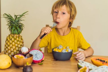 Çocuk meyve yiyor. Çocuklar için sağlıklı gıda. Sağlıklı beslenme çocuk snack. Vejetaryen beslenme çocuklar için. Çocuklar için vitaminler