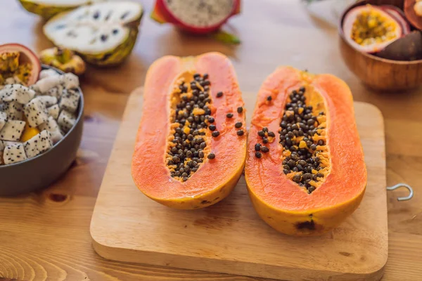 Gezond eten achtergrond van verschillende vruchten op de oude houten tafel — Stockfoto