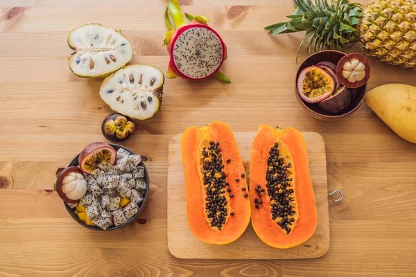 Gezond eten achtergrond van verschillende vruchten op de oude houten tafel — Stockfoto