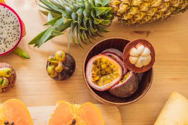 Gezond eten achtergrond van verschillende vruchten op de oude houten tafel — Stockfoto