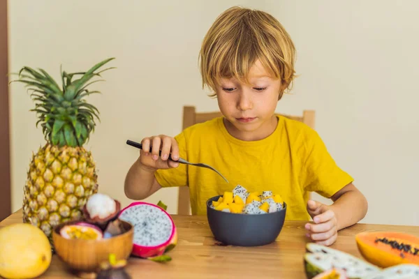 Хлопчик їсть фрукти. Здорове харчування для дітей. Дитина їсть здорову закуску. Вегетаріанське харчування для дітей. Вітаміни для дітей — стокове фото