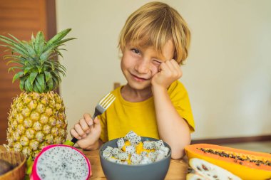Çocuk meyve yiyor. Çocuklar için sağlıklı gıda. Sağlıklı beslenme çocuk snack. Vejetaryen beslenme çocuklar için. Çocuklar için vitaminler