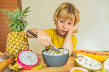 Çocuk meyve yiyor. Çocuklar için sağlıklı gıda. Sağlıklı beslenme çocuk snack. Vejetaryen beslenme çocuklar için. Çocuklar için vitaminler