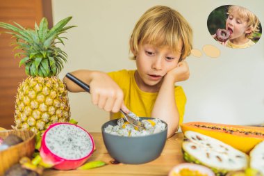 Çocuk ama çörek hakkında hayal meyve yiyor. Çocuklar için zararlı ve sağlıklı gıda. Sağlıklı beslenme çocuk snack. Vejetaryen beslenme çocuklar için. Çocuklar için vitaminler. Abur cubur kavramı