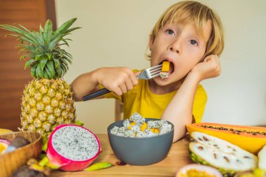 Çocuk meyve yiyor. Çocuklar için sağlıklı gıda. Sağlıklı beslenme çocuk snack. Vejetaryen beslenme çocuklar için. Çocuklar için vitaminler