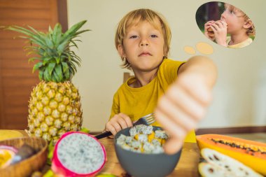 Çocuk meyve ama hayal hakkında hamburger yiyor. Çocuklar için zararlı ve sağlıklı gıda. Sağlıklı beslenme çocuk snack. Vejetaryen beslenme çocuklar için. Çocuklar için vitaminler. Abur cubur kavramı
