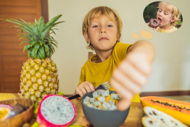Çocuk ama çörek hakkında hayal meyve yiyor. Çocuklar için zararlı ve sağlıklı gıda. Sağlıklı beslenme çocuk snack. Vejetaryen beslenme çocuklar için. Çocuklar için vitaminler. Abur cubur kavramı