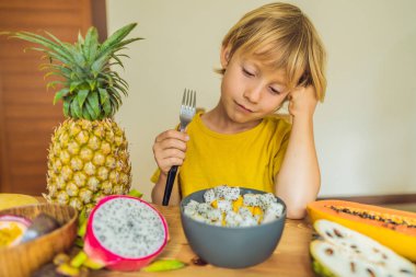 Çocuk meyve yiyor. Çocuklar için sağlıklı gıda. Sağlıklı beslenme çocuk snack. Vejetaryen beslenme çocuklar için. Çocuklar için vitaminler