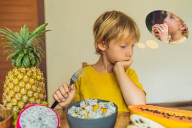 Çocuk meyve ama hayal hakkında hamburger yiyor. Çocuklar için zararlı ve sağlıklı gıda. Sağlıklı beslenme çocuk snack. Vejetaryen beslenme çocuklar için. Çocuklar için vitaminler. Abur cubur kavramı