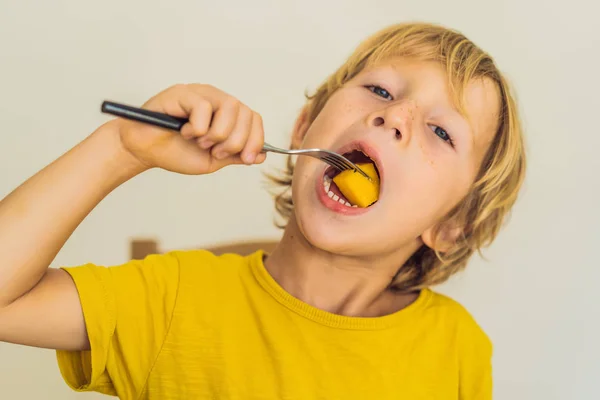 El chico come fruta. Comida saludable para niños. Niño comiendo bocadillos saludables. Nutrición vegetariana para niños. Vitaminas para niños —  Fotos de Stock