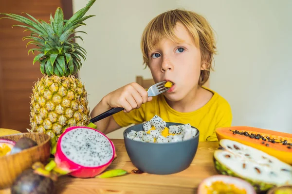 少年は、果物を食べる。子供のための健康食品。健康的なスナックを食べる子。子供のベジタリアンの栄養。子供のためのビタミン — ストック写真