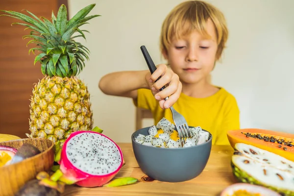 Pojken äter frukt. Hälsosam mat för barn. Barnet äta hälsosamt mellanmål. Vegetarisk kost för barn. Vitaminer för barn — Stockfoto