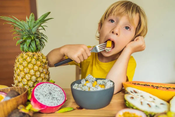 El chico come fruta. Comida saludable para niños. Niño comiendo bocadillos saludables. Nutrición vegetariana para niños. Vitaminas para niños — Foto de Stock