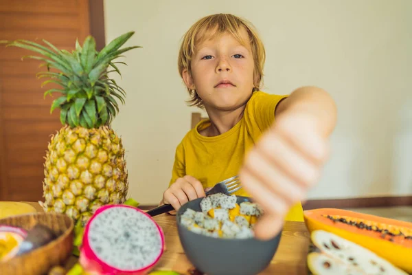 El chico come fruta. Comida saludable para niños. Niño comiendo bocadillos saludables. Nutrición vegetariana para niños. Vitaminas para niños — Foto de Stock