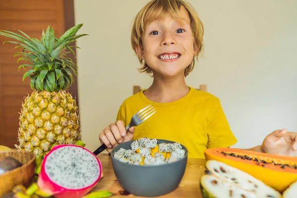 少年は、果物を食べる。子供のための健康食品。健康的なスナックを食べる子。子供のベジタリアンの栄養。子供のためのビタミン — ストック写真