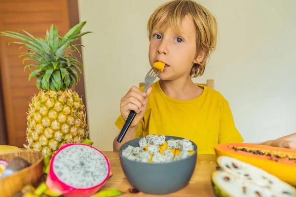 El chico come fruta. Comida saludable para niños. Niño comiendo bocadillos saludables. Nutrición vegetariana para niños. Vitaminas para niños — Foto de Stock