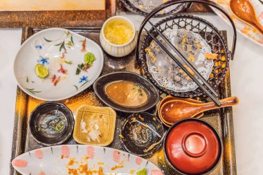 Japon restoranında yemekten sonra dağınık bir masa. Pis yemek, yemek artıkları, konseptler.