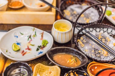 Japon restoranında yemekten sonra dağınık bir masa. Pis yemek, yemek artıkları, konseptler.
