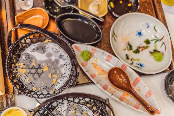 Rotete bord etter et måltid i japansk restaurant. skitne, ferdige måltider, begreper for rester – stockfoto