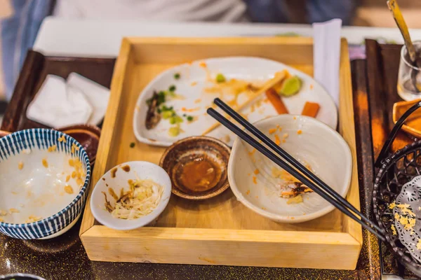 Zűrös asztal étkezés után a japán étteremben. piszkos, befejezett étel, maradék koncepciók — Stock Fotó