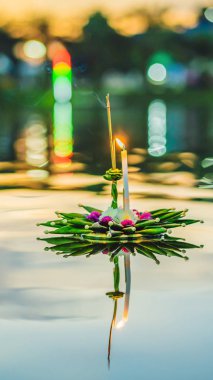 Loy Krathong Festivali, insanlar çiçek ve mum ışık ve su Instagram mobil hikaye veya hikayeler boyutuna Tayland dikey biçimde Loy Krathong Festivali kutlamak için float için satın. Cep