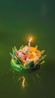 Loy Krathong Festivali, insanlar çiçek ve mum ışık ve su Instagram mobil hikaye veya hikayeler boyutuna Tayland dikey biçimde Loy Krathong Festivali kutlamak için float için satın. Cep