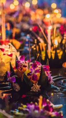 Loy Krathong Festivali, insanlar çiçek ve mum ışık ve su Instagram mobil hikaye veya hikayeler boyutuna Tayland dikey biçimde Loy Krathong Festivali kutlamak için float için satın. Cep