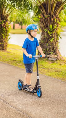 Çocuk scooter, park, açık sürme yaz. Çocuklar açık havada dikey biçim Instagram mobil hikaye veya hikayeler boyutu için oynayan mutluyuz. Mobil duvar kağıdı