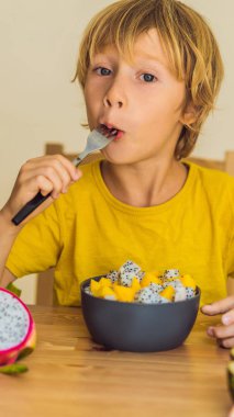 Çocuk meyve yiyor. Çocuklar için sağlıklı gıda. Sağlıklı beslenme çocuk snack. Vejetaryen beslenme çocuklar için. Çocuk dikey biçim Instagram mobil hikaye veya hikayeler boyutuna için vitaminler. Mobil duvar kağıdı