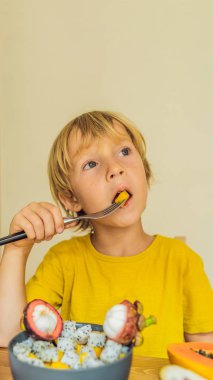 Çocuk meyve yiyor. Çocuklar için sağlıklı gıda. Sağlıklı beslenme çocuk snack. Vejetaryen beslenme çocuklar için. Çocuk dikey biçim Instagram mobil hikaye veya hikayeler boyutuna için vitaminler. Mobil duvar kağıdı