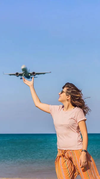 Kobiety mogą bawić się na plaży, obserwując samoloty lądowania. Podróżowanie na koncepcję samolotu. Miejsca na tekst. Wyspy Phuket w Tajlandii. Imponujące raj. Gorącej plaży Mai Khao. Niesamowity krajobraz pionowe — Zdjęcie stockowe