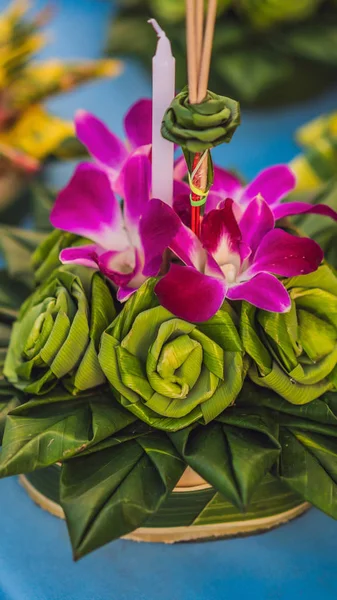 Festival Loy Krathong, La gente compra flores y velas para encender y flotar en el agua para celebrar el festival Loy Krathong en Tailandia FORMATO VERTICAL para Instagram tamaño de la historia móvil o historias. Móvil — Foto de Stock