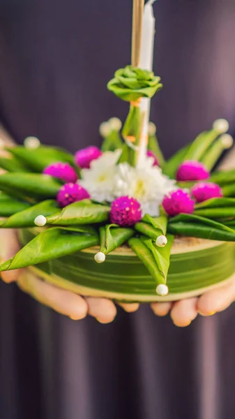 Молода жінка святкує Лой Krathong, працює на воді. Лой Krathong фестиваль, люди купують квіти і Свічка світло-і на воду, щоб відсвяткувати Лой Krathong festival в Таїланді вертикальні — стокове фото