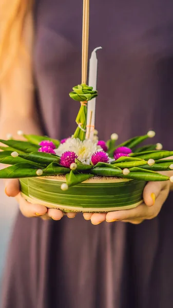 Jonge vrouw viert Loy Krathong, loopt op het water. Loy Krathong festival, mensen kopen bloemen en kaars licht te drijven op water te vieren van het festival van de Loy Krathong in Thailand verticale — Stockfoto