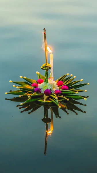 Loy Krathong festival, La gente compra fiori e candele per illuminare e galleggiare sull'acqua per celebrare il Loy Krathong festival in Thailandia VERTICAL FORMAT per Instagram storia mobile o dimensioni storie. Cellulare — Foto Stock
