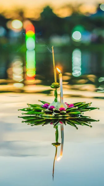 Loy Krathong festival, As pessoas compram flores e velas para acender e flutuar na água para celebrar o festival Loy Krathong na Tailândia FORMATO VERTICAL para Instagram história móvel ou tamanho de histórias. Móvel — Fotografia de Stock