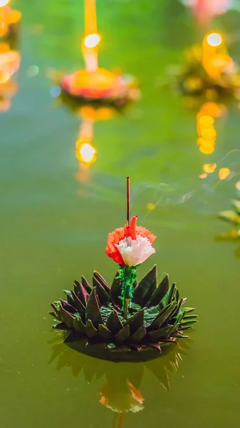 Loy Krathong festival, folk köper blommor och ljus till ljus och flyta på vatten att fira Loy Krathong festival i Thailand vertikala Format för Instagram mobila berättelse eller berättelser storlek. Mobile — Stockfoto
