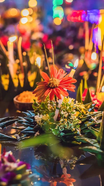 Loy Krathong festival, lidé kupují květiny a svíčky na světlo a plave na vodě na oslavu Loy Krathong festival v Thajsku vertikální formát pro Instagram mobilní příběh nebo příběhy velikosti. Mobilní — Stock fotografie