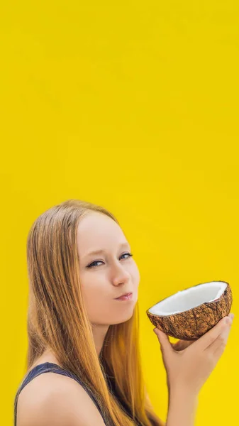 Mujer joven haciendo aceite tirando de fondo amarillo FORMATO VERTICAL para Instagram móvil historia o tamaño de las historias. Fondo de pantalla móvil —  Fotos de Stock