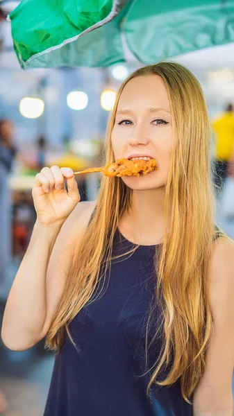 Młoda kobieta turystycznych na Walking street Asian food rynku Format pionowy dla wątku mobilnej Instagram lub rozmiar historie. Wersja na telefon — Zdjęcie stockowe